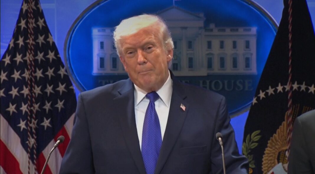 Donald Trump a decis coborârea tarifelor la 10%, după hotărârea prin care Curtea Supremă le-a anulat pe cele impuse anul trecut. Președintele a criticat în termeni duri instanța: “Este influențată de interese străine”.