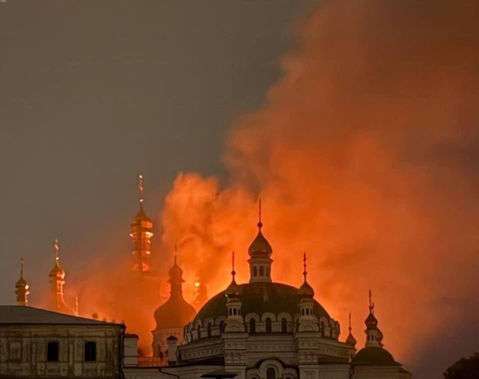 Război Rusia – Ucraina. Mai mulți lideri europeni condamnă atacul rusesc în care mănăstirea din Kiev, patrimoniu UNESCO, a luat foc. Rușii susțin că monumentul ar fi fost lovit de o rachetă Patriot, care ar fi funcționat defectuos din cauză că ar fi avut “termenul de valabilitate expirat”.
