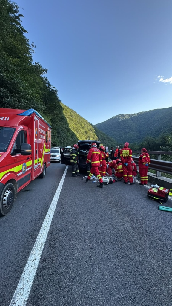 Șofer ucis de un bolovan căzut peste autoturismul său, pe Valea Oltului, marți dimineață. UPDATE. Compania de Drumuri precizează că zona este una împădurită, în care n-au avut loc niciodată astfel de incidente, iar pentru montarea unor plase de siguranță ar trebui defrișată pădurea.