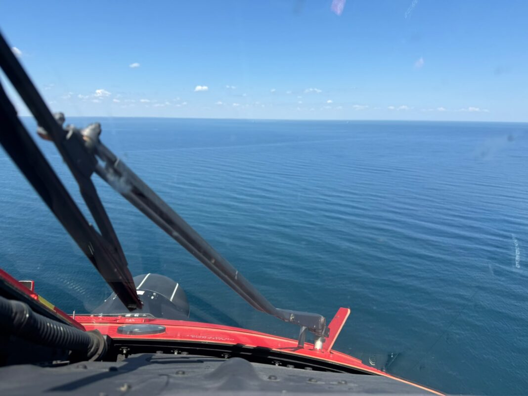 Misiune de salvare pe Marea Neagră, în zona localității Sfântu Gheorghe. Autoritățile române caută doi cetățeni indieni căzuți în apă de la bordul unui cargou lovit, sâmbătă, în apropiere de Odesa. A fost alocat inclusiv un elicopter Black Hawk al Ministerului de Interne.