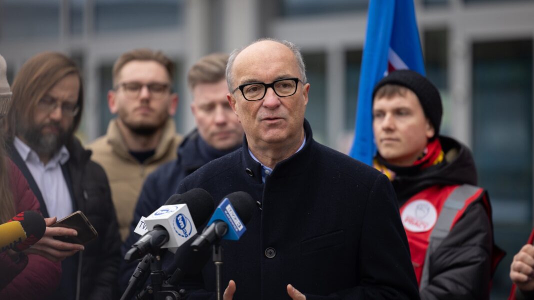 Președintele uneia dintre camerele parlamentului polonez spune despre Donald Trump că “devine un lider al haosului”. Politicianul este unul dintre puținii critici din Polonia ai președintelui american, potrivit FT.