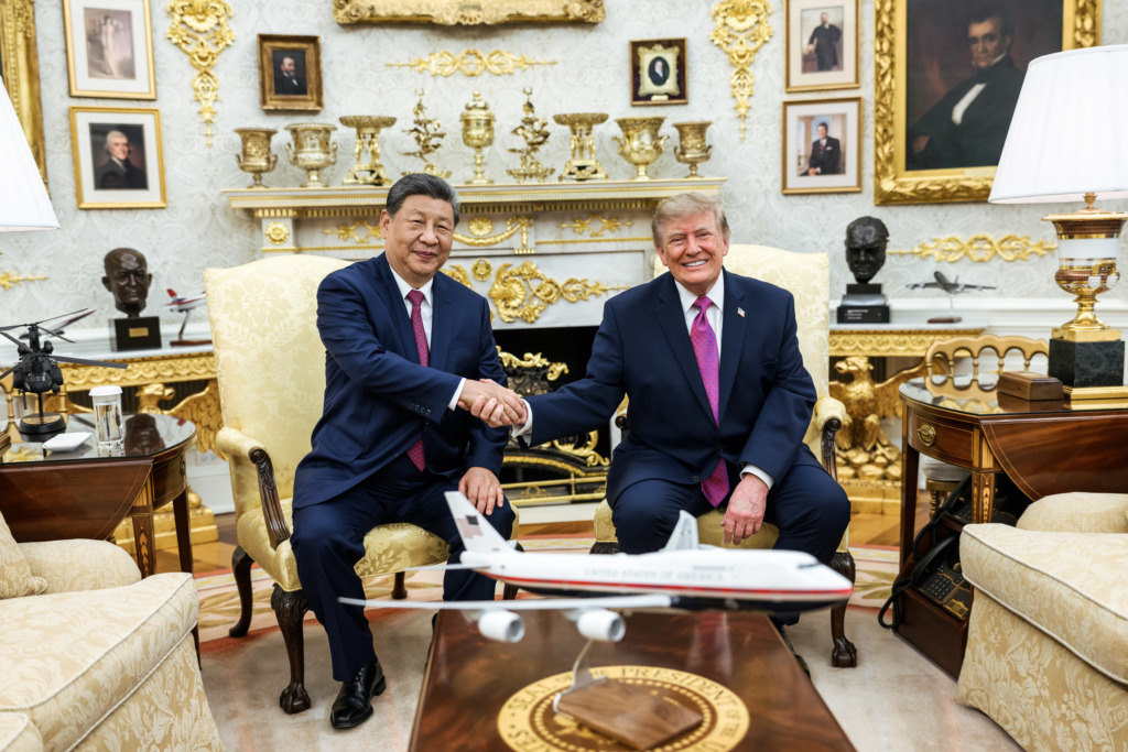 SUA și China au ajuns la un consens privind reducerea reciprocă a tarifelor pentru mărfuri de 30 de miliarde de dolari, în baza unui acord de opt puncte. Ambele părți au convenit și asupra creării unui canal bilateral de comunicare pentru incidente legate de inteligența artificială.