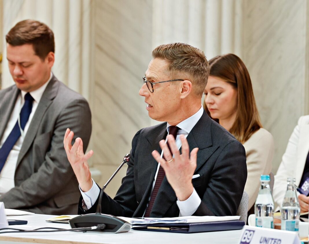 Președintele Finlandei se declară dispus să reprezinte Europa în negocieri cu Rusia, pentru încheierea războiului din Ucraina, în cazul în care i se solicită acest lucru. Oficialul susține că discuțiile pot începe doar după acceptarea unui armistițiu de către Moscova.