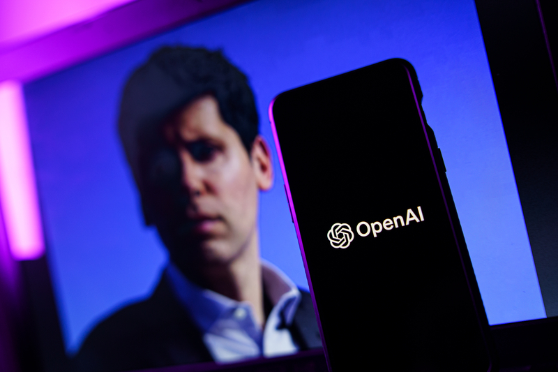 Sam Altman anunță că OpenAI nu se va lista la bursă în acest an. Invocă preocupări legate de siguranță în dezvoltarea inteligenței artificiale și lasă de înțeles că ritmul de dezvoltare ar trebui încetinit pentru că “este inacceptabil chiar și un risc de 10% ca AI să provoace extincția umană”.