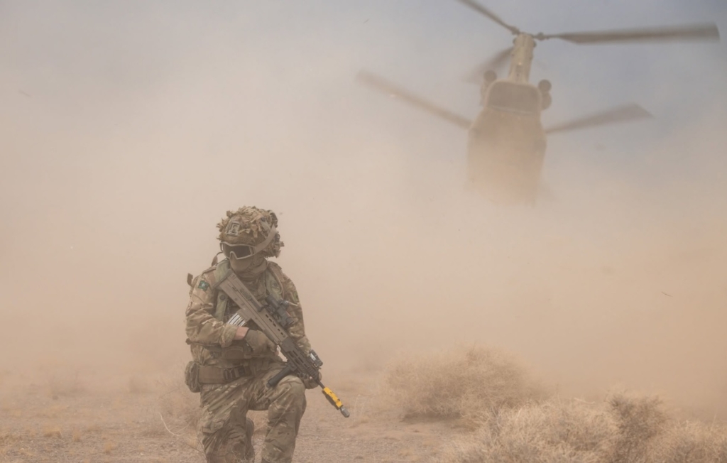 Armata britanică suspendă o parte din exercițiile militare programate în următoarele luni, din cauza creșterii costurilor (combustibil, muniție) peste sumele prevăzute în buget. Decizia, la câteva zile după ce Rusia a amenințat că ar putea ataca sau sabota ținte militare britanice, ca reacție la sprijinul oferit Ucrainei.