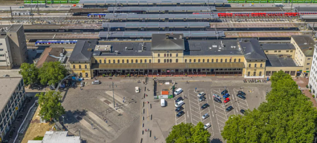 Germania. Explozie în gara Augsburg, la vest de Munchen, miercuri dimineața. Primele rapoarte indică detonarea unui obiect într-un pasaj al clădirii. Sunt două persoane rănite ușor. După exploziile de ieri, de la centrala termică de lângă Berlin, aseară, o a doua tentativă de sabotaj asupra rețelei electrice a avut loc la Bergheim, în vestul țării. Nu este clar dacă toate aceste incidente sunt corelate.