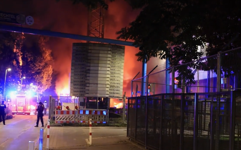 Autoritățile germane anunță că, doar în ultimele câteva zile, au găsit un total de 21 de dispozitive explozive artizanale în apropierea unor linii de înaltă tensiune din landul Saxonia. La Berlin, un incendiu a izbucnit noaptea trecută la o stație electrică, însă nu este clar dacă a fost tot un sabotaj.