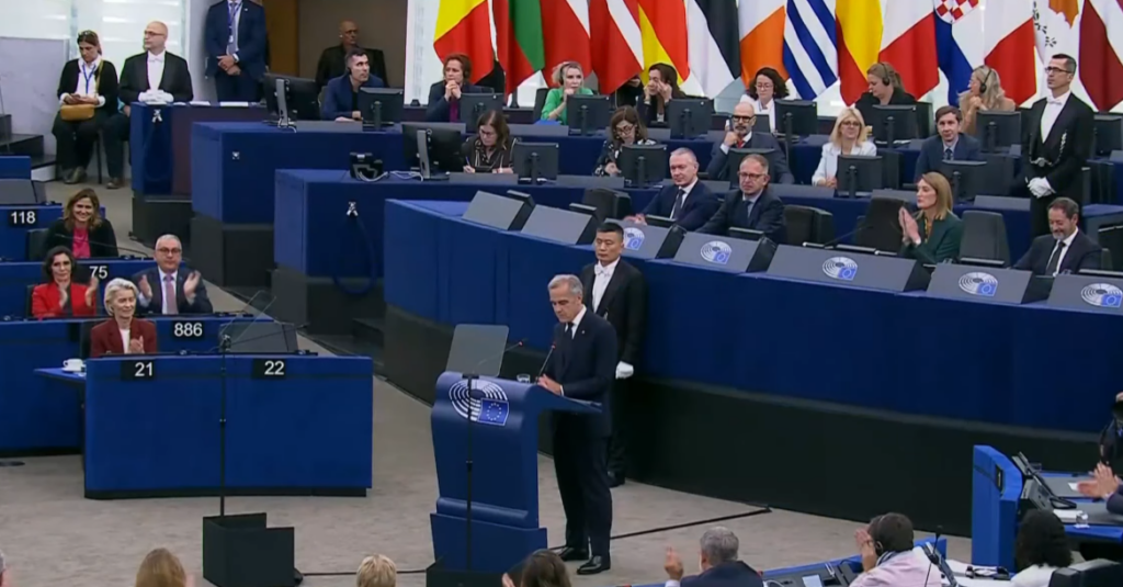 Prim-ministrul Canadei apără noul parteneriat cu UE, într-un mesaj ironic la adresa lui Donald Trump în Parlamentul European: “Nu propunem formarea unui bloc cu maniere mai bune. Nu căutăm puterea de a-i domina pe alții”. Politico a aflat că propunerea Ursulei von der Leyen de a transforma Canada în primul “membru asociat” al UE a luat prin surprindere statele membre și a creat confuzie, nefiind clar ce înseamnă noul statut și ideea nefiind discutată cu guvernele europene.