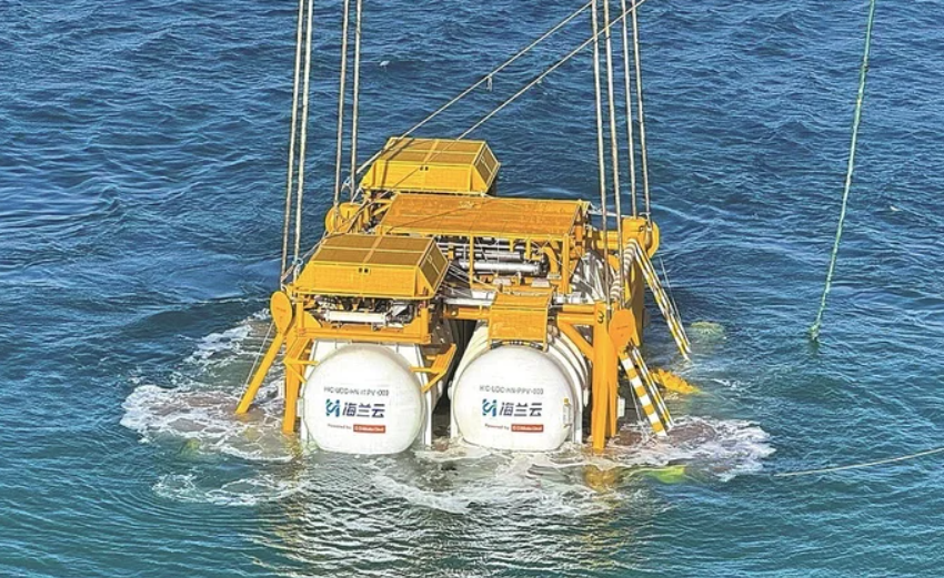 China a pus în funcțiune primul centru de date subacvatic, alimentat exclusiv cu energie eoliană. Fiind un proiect ce urmărește reducerea consumului energetic și de apă al infrastructurii AI, Beijingul susține că acesta are un consum de energie cu circa 20% mai mic decât centrele de date terestre.