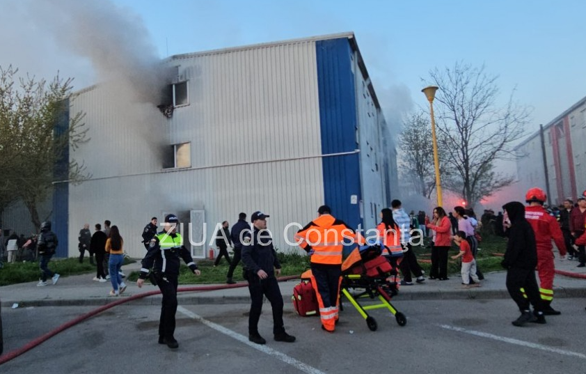 Constanța. Incendiu de amploare la un bloc social de două etaje din cartierul Henri Coandă. Flăcările au cuprins inițial un apartament, iar apoi s-au extins la întreaga clădire. Din primele informații, sunt mai multe persoane prinse în interior. A fost activat Planul Roșu.