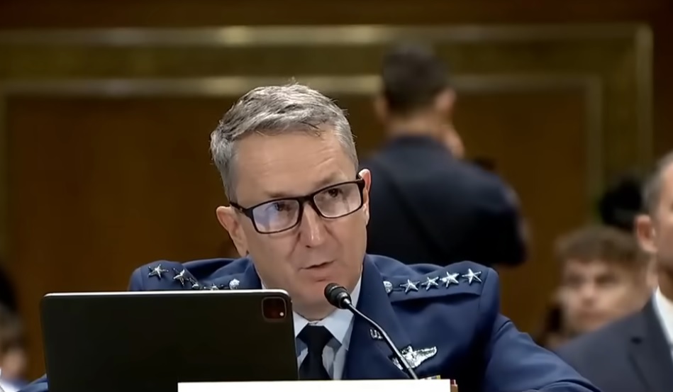CNN: Șeful armatei americane caută o ieșire din războiul cu Iranul. Generalul Caine, cel mai înalt ofițer al SUA și principalul consilier militar al președintelui, a avertizat mai mulți oficiali ai administrației prezidențiale că bombardamentele nu pot atinge singure obiectivele lui Donald Trump, fără escaladarea conflictului printr-o invazie terestră. Se teme că o astfel de operațiune ar pune în pericol viețile a mii de militari americani.
