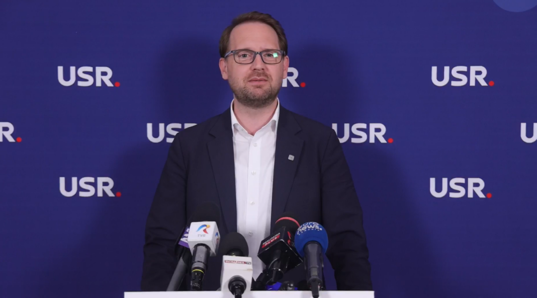 Dominic Fritz, președintele USR: Este o minciună că această criză a fost declanșată în favoarea românilor. Sunt bani europeni în joc, din SAFE și PNRR, sunt reforme ce trebuie făcute și pare că miza PSD este că a pierdut controlul asupra acestor sume de bani.