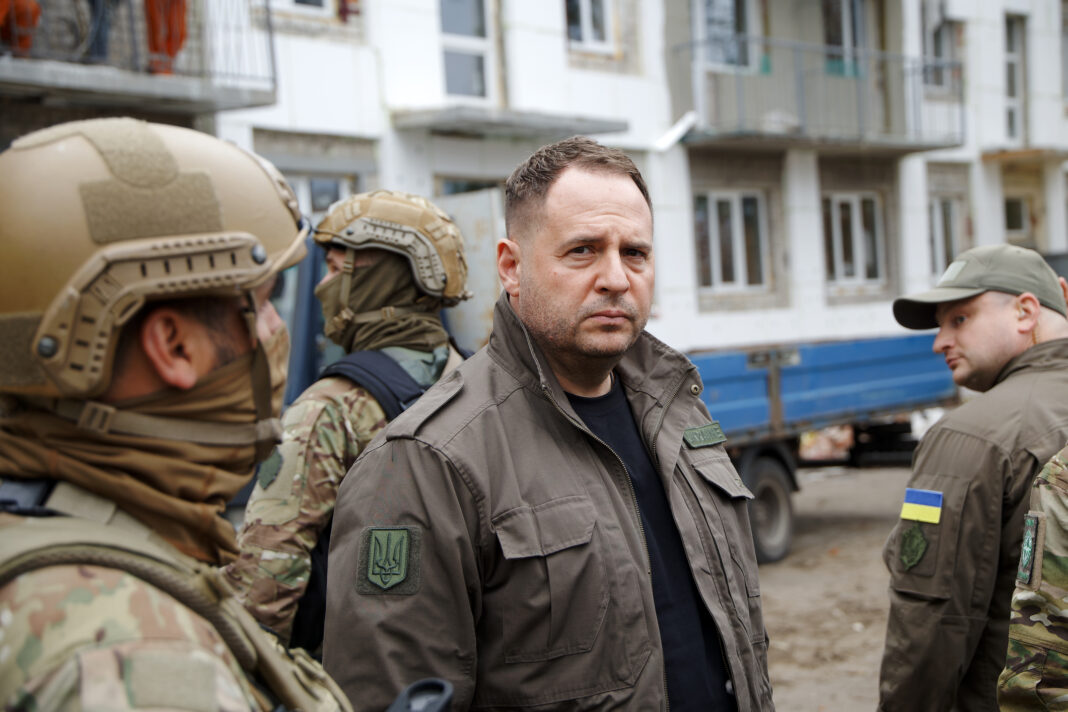 Ucraina. Andrii Iermak, fostul șef al Administrației Prezidențiale, a declarat că va merge pe front, după ce și-a înaintat demisia, vineri, pe fondul scandalului de corupție. Susține că este nevinovat și că, “deși se cunoaște adevărul”, a fost lăsat fără susținere.