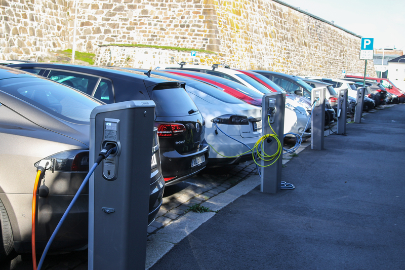 Analiză Reuters. Vânzările de mașini electrice noi au crescut puternic în Europa, din cauza prețurilor ridicate la carburanți, a subvențiilor dar și pe fondul apariției unor modele mai accesibile. În România, interesul pentru mașinile electrice second-hand de pe OLX a crescut cu +59% de la începutul războiului din Orientul Mijlociu.