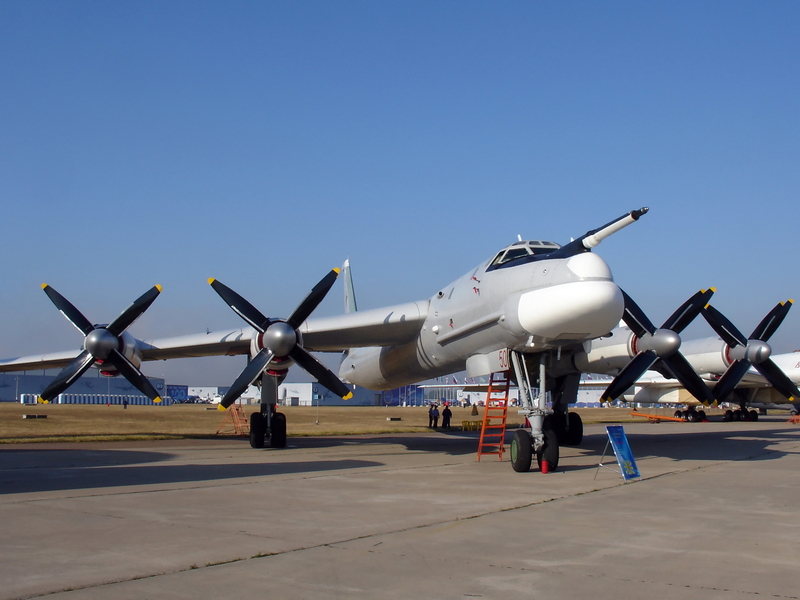 Ucraina anunță că a distrus un bombardier strategic rusesc Tu-95, pe pista aerodromului din Engels, la 800 de km de linia frontului. Volodimir Zelenski confirmă că a fost o acțiune a serviciului secret SBU, fără a fi clar dacă atacul a fost dirijat de la distanță sau din proximitatea bazei aeriene.