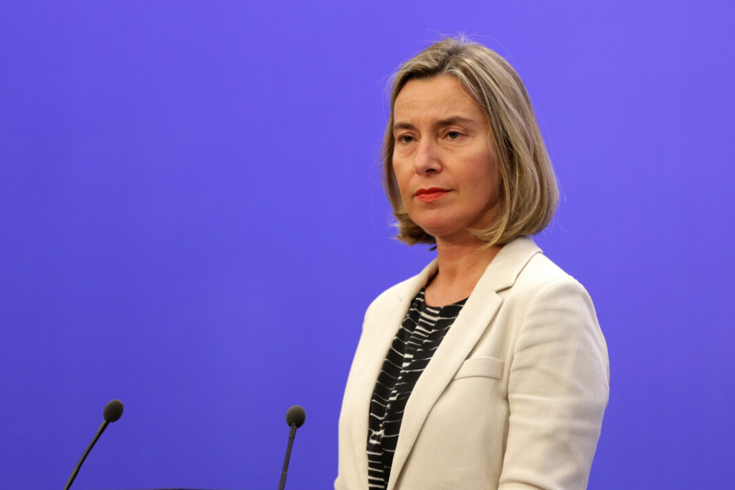 Fosta șefă a diplomației UE, Federica Mogherini, a fost reținută în Belgia la solicitarea Parchetului European. Este bănuită că a fraudat un program de formare a diplomaților tineri, derulat cu fonduri europene.