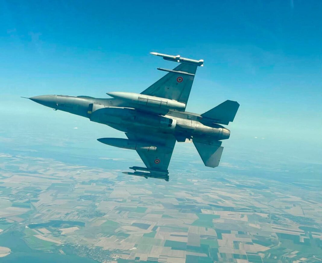 O a treia dronă rusească a fost doborâtă de aviația de vânătoare a României, duminică dimineață. De această dată, aeronavele F-16 au interceptat-o deasupra Mării Negre (zona Sulina), dar în spațiul aerian românesc. Președintele Nicușor Dan anunță că România va iniția un protest diplomatic la adresa Rusiei.