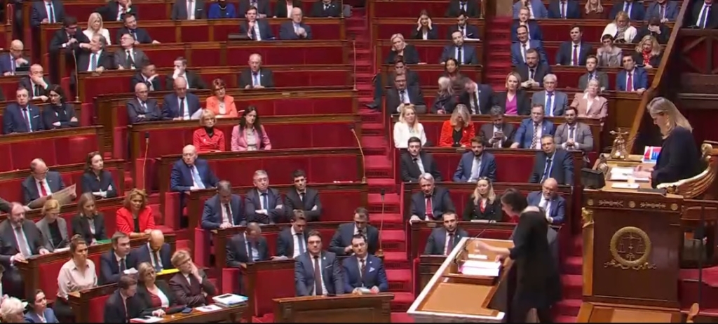 Comisia Europeană confirmă că Franța va putea interzice rețelele sociale copiilor sub 15 ani, iar UE se va asigura că platformele implementează instrumente solide de verificare a vârstei, dacă legea în acest sens va fi adoptată. Franța ar putea deveni astfel prima țară din UE și a doua din lume, după Australia, care implementează astfel de reguli pentru minori.