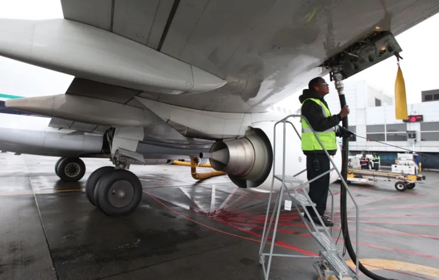 Companiile aeriene își fac planuri de rezervă în fața unei eventuale penurii de combustibil pentru avioane, posibilă în următoarele săptămâni, pe fondul războiului din Orientul Mijlociu. În primă fază, ar putea reduce numărul zborurilor, mai ales spre Asia, unde realimentarea ar fi mai dificilă. Europa și Australia, care depind cel mai mult de importuri, riscă să fie cele mai afectate.