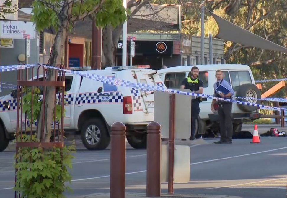 Posibil atac asupra unei deputate australiene. Aceasta a fost lovită de o mașină, aparent intenționat, în fața biroului său. A fost transportată cu elicopterul la spital, în stare gravă. Suspectul, în mașina căruia a fost găsit și un cuțit, a fost prins de martori, până la sosirea poliției.