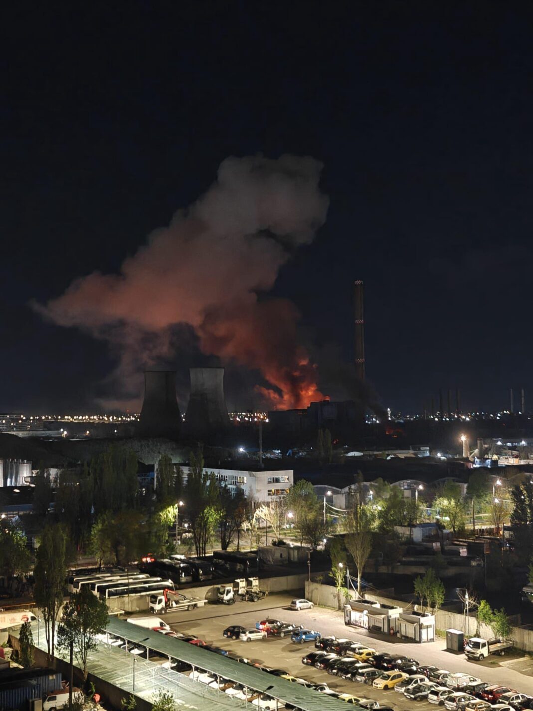 București. Explozie, urmată de incendiu, la stația de transformare a CET Vest, din Militari. La miezul nopții, au fost raportate fluctuații sau întreruperi ale alimentării cu energie în mai multe cartiere, inclusiv din Ilfov.