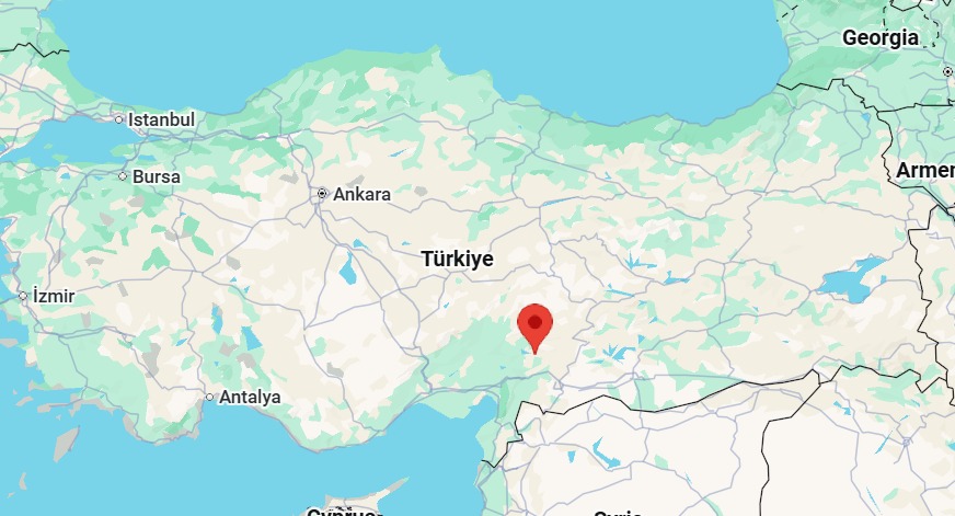 Atac armat la o școală din sudul Turciei. UPDATE. Nouă persoane – printre care opt minori – au fost ucise, iar alte 13 rănite de elevul de gimnaziu care a pătruns într-o școală din Kahramanmaraş, cu cinci pistoale și șapte încărcătoare, și a deschis focul în două clase. Atacatorul a murit. Este al doilea atac de acest fel în doar două zile.