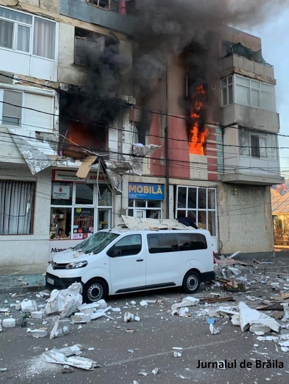Brăila. Explozie urmată de un incendiu, la un bloc din localitatea Însurăței. Sunt afectate două apartamente. Nu s-au înregistrat victime.