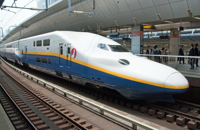 Japonia. Operatorii trenurilor de mare viteză se văd nevoiți să le folosească și pentru transport de marfă sau colete, într-un moment în care este în scădere numărul călătorilor, dar și cel al șoferilor de camioane. Demersul poate contribui semnificativ la reducerea poluării.