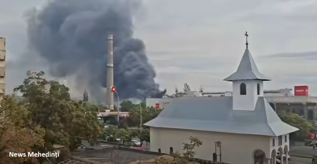 Incendiu puternic, cu degajări mari de fum, la un depozit de hârtie din Drobeta-Turnu Severin. Arde o suprafață de 20 de mii de metri pătrați. Au fost trimise în sprijin echipaje din județele învecinate. Populația, avertizată prin Ro-Alert.