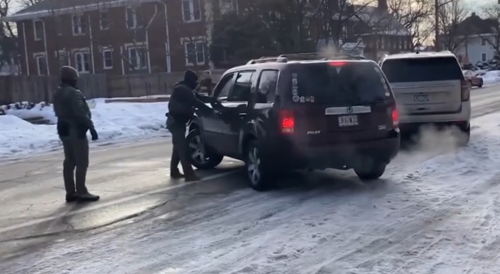 SUA. Administrația Trump suplimentează, cu peste o sută, numărul agenților pentru Protecția Frontierelor în Minnesota, după cazul femeii împușcate mortal de un ofițer de la Imigrație. Agenții vor fi aduși din Chicago și New Orleans.