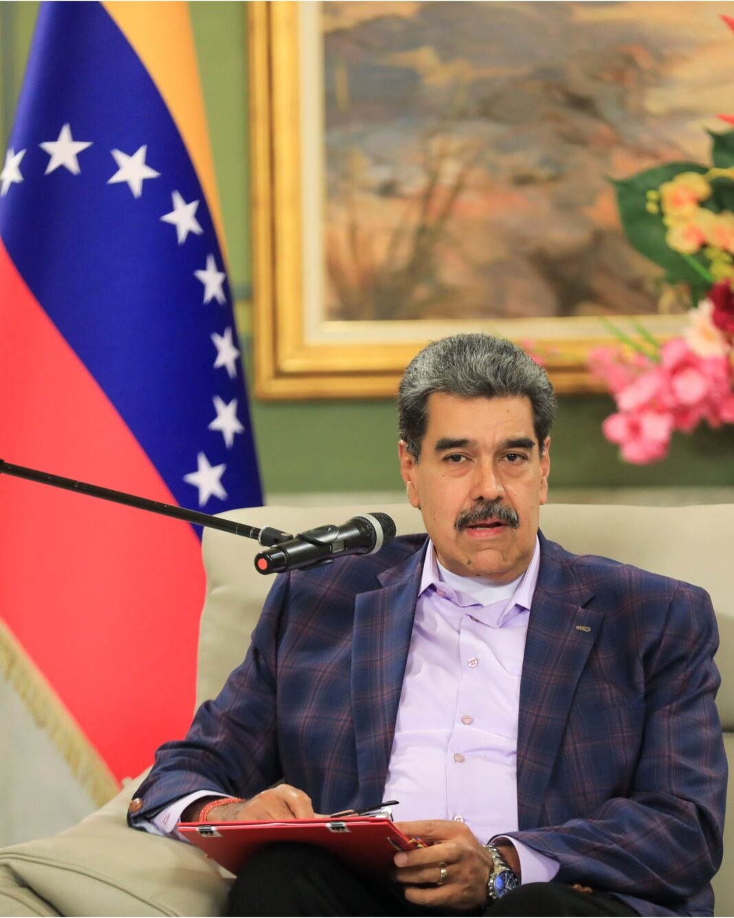 Comisia Europeană își anunță sprijinul pentru “poporul venezuelean și pentru tranziția pașnică și democratică”. Ministerul rus de Externe condamnă “actul de agresiune armată” comis de SUA împotriva Venezuelei și spune că “pretextele pentru justificarea acțiunii sunt nefondate”