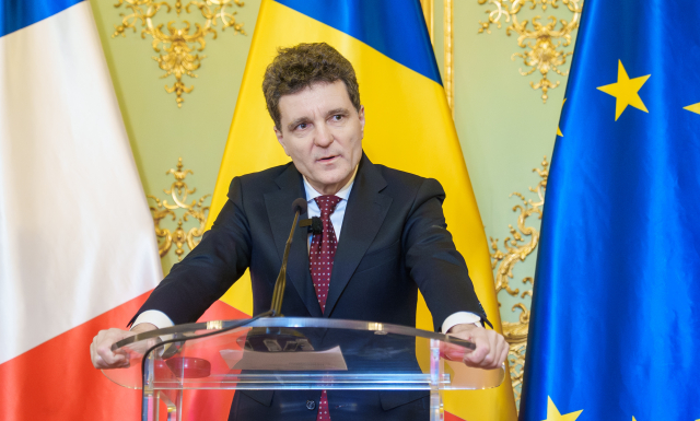 Președintele Dan anunță, la finalul întâlnirii cu Emmanuel Macron, că Armata Română va doborî drone neautorizate, dacă acestea pătrund în spațiul aerian național. În privința noii strategii de securitate a SUA, declară că Europa trebuie să se mobilizeze pentru a-și asigura securitatea.