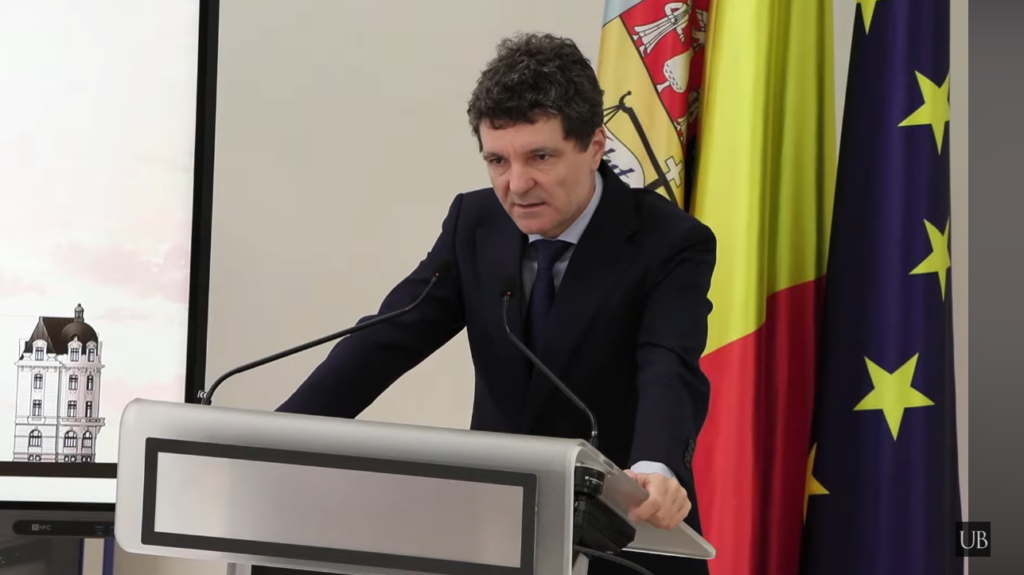 Nicușor Dan avertizează că mediul academic ar trebui să se apropie mai mult de românii care își iau informațiile doar de pe rețelele sociale: “Dacă neglijăm să fim unde societatea este, de exemplu 9 milioane de români pe Tiktok, vom fi în realități paralele. Direcția societății va fi influențată de oameni fără repere istorice, financiare și nu cred că asta e bine”.