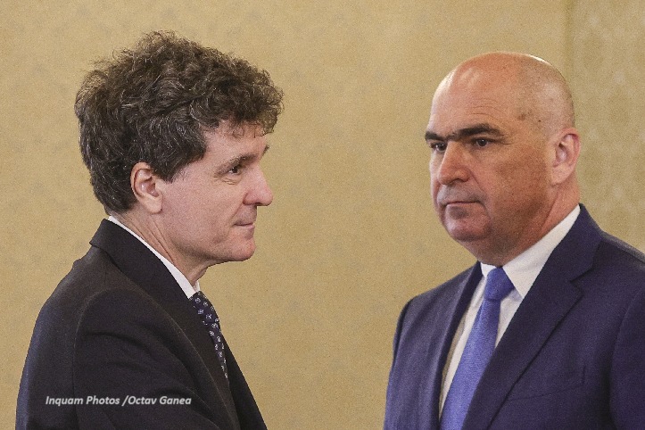 Ilie Bolojan îi cere imperativ președintelui Nicușor Dan să nominalizeze un prim-ministru, pentru că domenii precum Sănătatea sau Transporturile rămân fără bani, iar instabilitatea politică majorează dobânzile, ceea ce va costa statul miliarde. “E timpul pentru decizii!”, scrie sâmbătă seara Bolojan, arătând că nu va demisiona și că, în absența asumării guvernării de către PSD și AUR, va spijini “un autentic guvern de tehnocrați, nu unul cu miniștri controlați de PSD”.