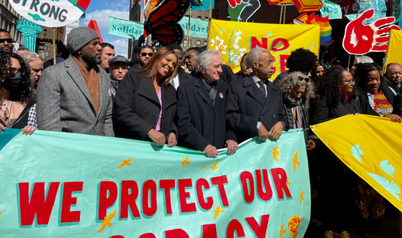 Ample manifestații în Statele Unite, împotriva lui Donald Trump. Sub sloganul “No Kings”, sute de mii de oameni au protestat sâmbătă față de abuzurile președintelui american, în special față de politica sa anti-imigrație și a războiului pe care l-a declanșat în Golful Persic.