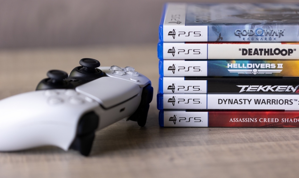 Sony renunță la jocurile PlayStation pe disc, din 2028. Toate lansările noi vor fi doar în format digital, o măsură controversată care riscă să stârnească boicoturi și nemulțumirea clienților, dar prin care compania vrea să diminueze pierderile pe care le înregistrează din cauza vânzărilor second-hand de discuri.