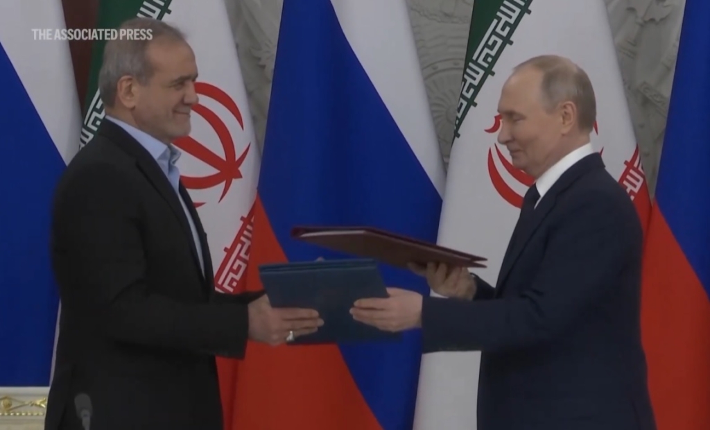 Financial Times: Rusia ajută în secret Iranul, de trei ani, să dezvolte rachete de croazieră (dirijabile) cu o tehnologie pe care Teheranul încearcă de zeci de ani să o stăpânească. Ar putea fi folosite pentru a ataca în special navele de război americane, dar și ținte terestre. Experții spun că este printre cele mai importante forme de asistență militară oferite de Moscova în ultimii ani.
