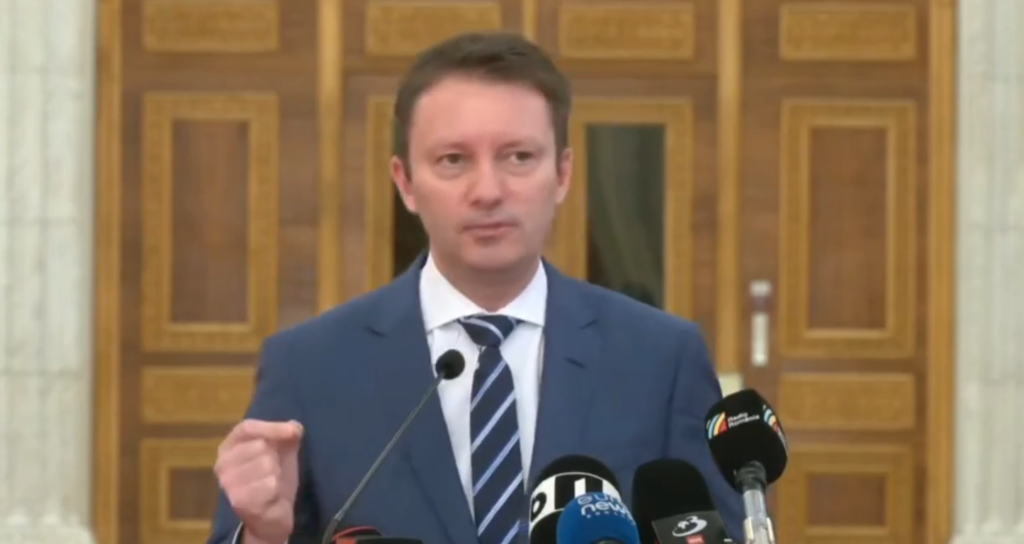 Siegfried Mureșan prezintă principalele linii ale programului său de guvernare și promite că, pe toată perioada mandatului său, nu vor exista creșteri de taxe, de impozite sau ale cotei TVA. Anunță că va avea discuții cu Sorin Grindeanu în orele următoare: “Va fi un moment al adevărului pentru PSD – susține un guvern cu caracter clar pro-european sau colaborează cu extremiștii și populiștii”.