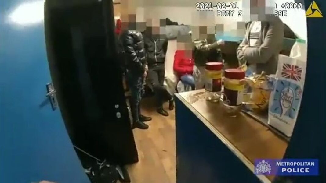 Londra. Patronul unei spălătorii, care a ținut în sclavie opt români, în timpul pandemiei de coronavirus, a fost condamnat la peste 8 ani de închisoare. Unul dintre ei, un adolescent de 15 ani, la vremea respectivă, a fost cel care a sesizat poliția.