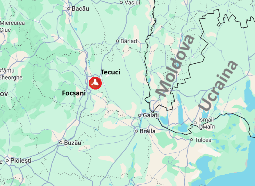 Drona care a intrat dimineață dinspre Republica Moldova s-a prăbușit într-un pom, la doar cinci metri de o locuință din comuna Garoafa (între Tecuci și Focșani), fără a exploda. Conform primarului localității, populația a fost evacuată pe o rază de 300 de metri. Locuitorii spun că în zonă miroase puternic a benzină.