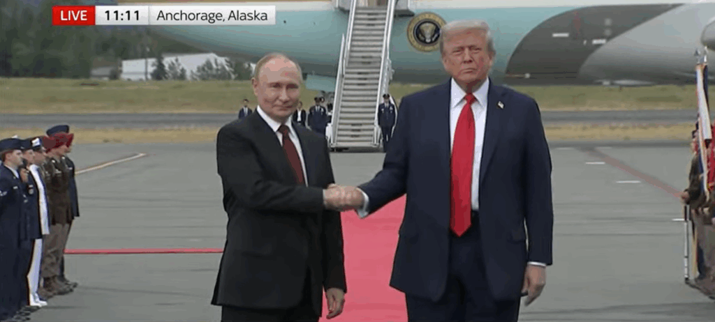 Axios: Nu numai că s-a înțeles cu Putin să permită exportul de motorină rusească (inclusiv în SUA), dar Trump amenință Ucraina că îi va tăia accesul la informații militare dacă nu oprește bombardamentele asupra rafinăriilor rusești. Discuțiile de la Miami nu au fost atât despre oprirea războiului cât au fost presiuni asupra Ucrainei. Zelenski nu vrea decât să obțină la schimb oprirea bombardamentelor rusești asupra centralelor electrice ucrainene.