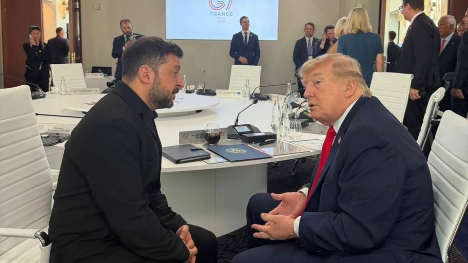 Donald Trump s-a întâlnit cu Volodimir Zelenski, la summitul G7. Declară că Rusia trebuie să încheie o înțelegere cu Ucraina, pentru că “a pierdut un număr imens de oameni, iar Ucraina la fel”.
