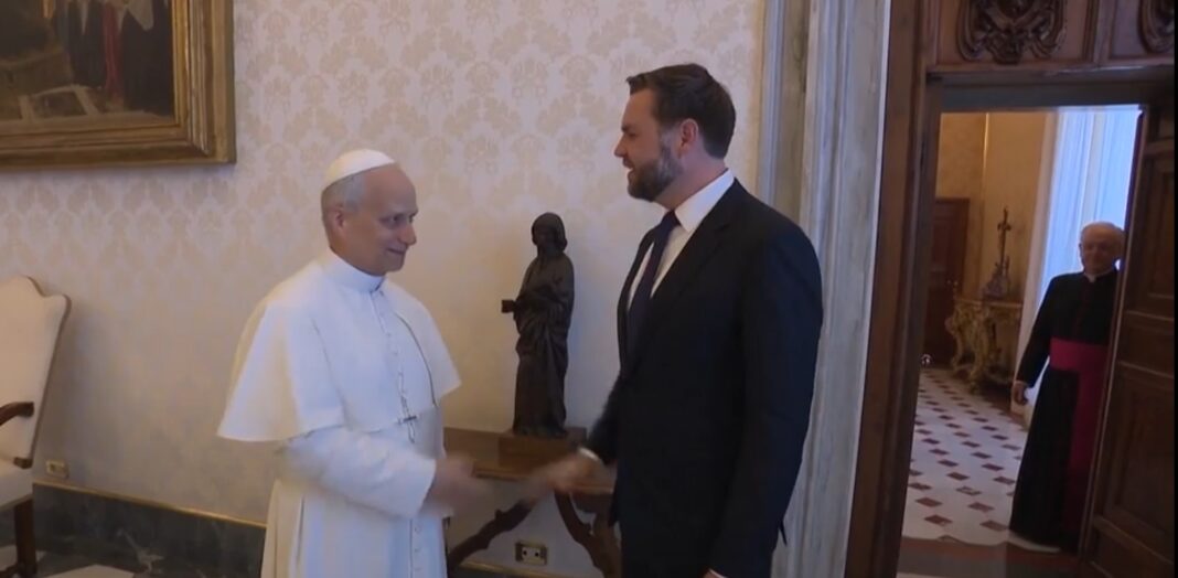 JD Vance îl critică pe Papa Leon și pare a-i da lecții de teologie, cerându-i “să fie mai atent” când vorbește despre rolul credinței în conflicte. În încercarea de a argumenta folosirea forței militare împotriva Iranului, vicepreședintele SUA pretinde că “Dumnezeu a fost de partea americanilor când au eliberat lagărele naziste”.
