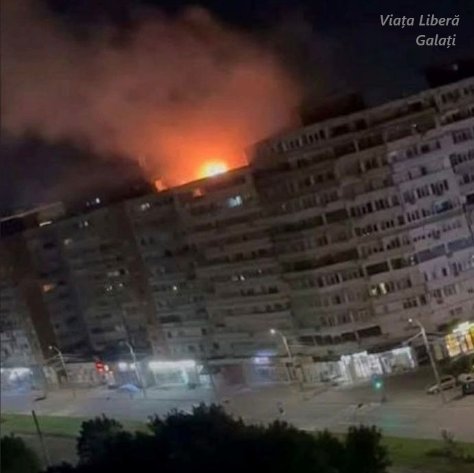 O dronă s-a prăbușit pe un bloc din Galați, vineri dimineață la primele ore, explodând la impact și provocând un incendiu la nivelul ultimului etaj. Sunt două persoane cu escoriații (julituri), care s-au autoevacuat și primesc îngrijiri la fața locului. Pompierii au stins rapid incendiul. UPDATE. Armata Română anunță că două aeronave F-16 și un elicopter Puma Socat s-au aflat în zonă, dar au pierdut drona înainte de impact.