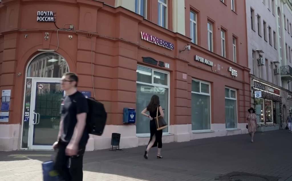 Analiză Reuters. Atacurile ucrainene au devastat infrastructura companiei de comerț online Wildberries (“Amazonul Rusiei”), în doar câteva săptămâni. Kievul susține că platforma este folosită pentru aprovizionarea Armatei Ruse cu componente de drone și echipamente militare, dar în realitate vrea să ducă războiul mai aproape de rusul de rând, Wildberries fiind folosită de sute de mii de afaceri locale și milioane de cetățeni.