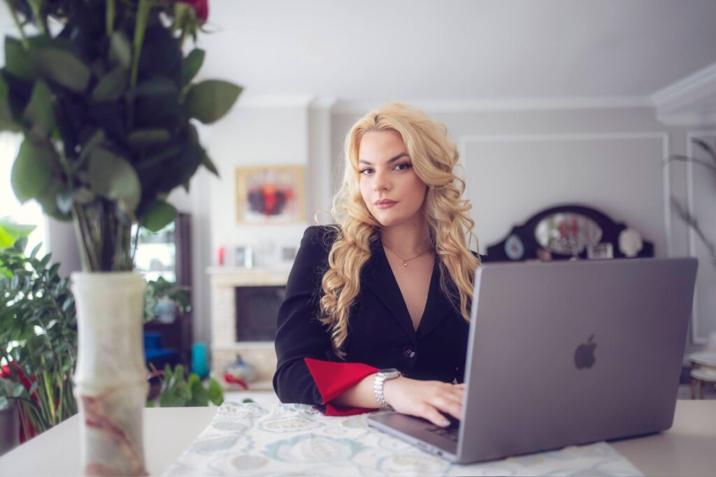 Interviu cu Raluca Jude, Fondator, Best Tiny Houses: Arhitectura Libertății: Cum transformă Tiny House Vibe spațiul compact în oază de succes și independență