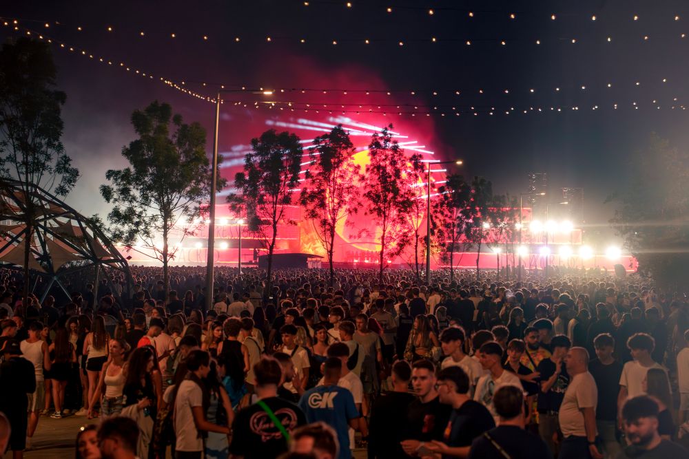 BEACH, PLEASE! 2026 a deschis oficial NIBIRU în fața a 90.000 de oameni și a dat startul celei mai mari ediții din istoria festivalului