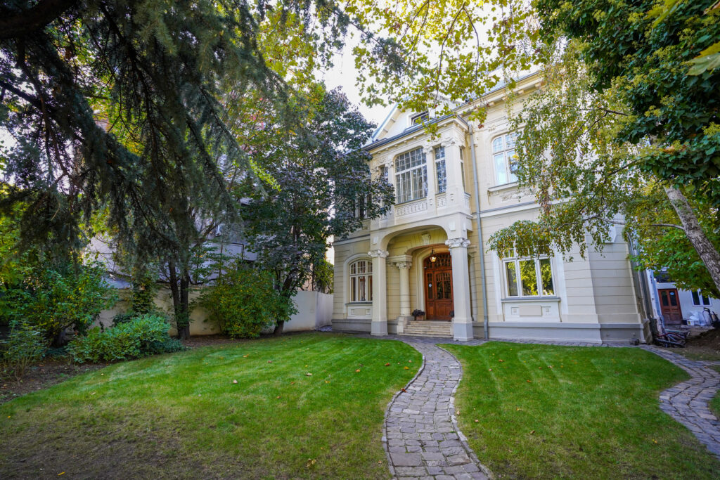 Cât costă un castel în București? Dar un palat burghez vizavi de Curtea Domnească? Milioane de EURO pentru clădiri cu valoare