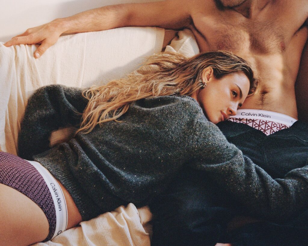Calvin Klein lansează campania de Ziua Îndrăgostiților „Our Calvins” cu actorii Grace Van Patten și Jackson White
