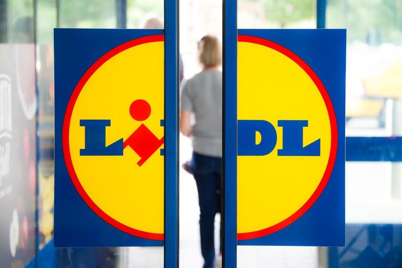 15 ani de Lidl în România: peste 679.000 de joburi cu normă întreagă anuală echivalente susținute în economie, suficient cât să umple Arena Națională de peste 12 ori